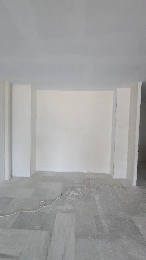 Hueco del salón con dos pilares antes de instalar el armario