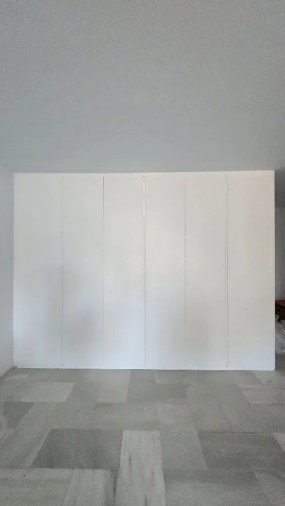 Armario de salón con seis puertas abatibles lacadas en blanco