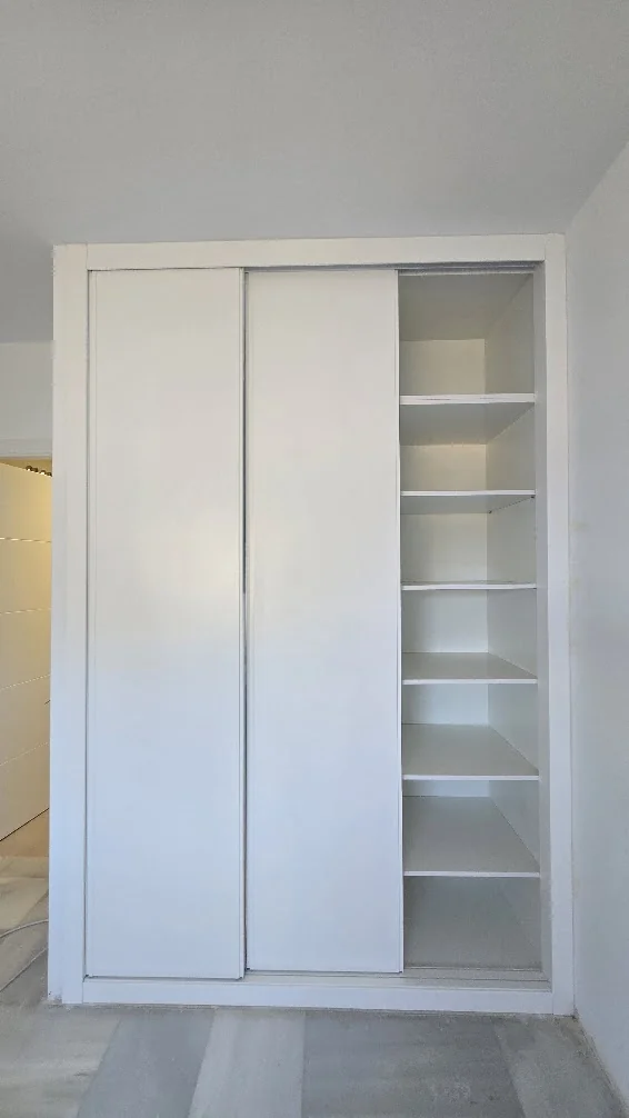 Módulo de estantes del armario de tres puertas correderas